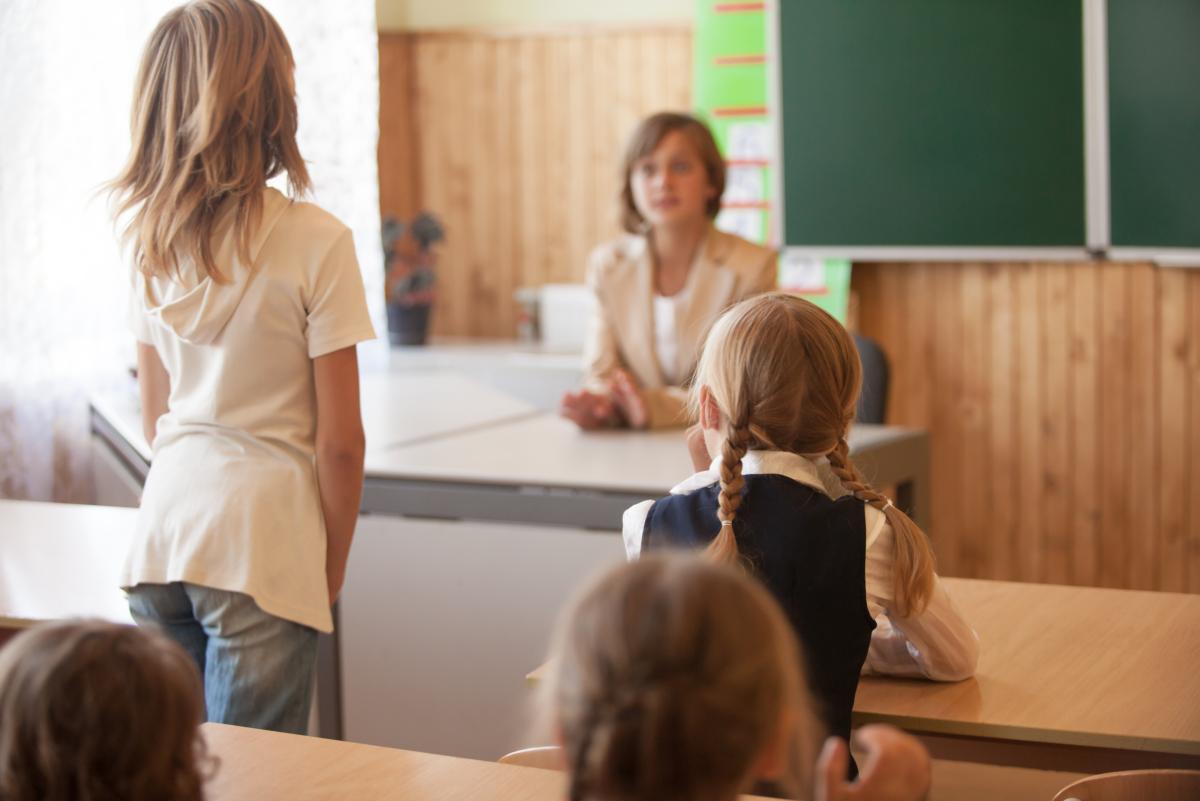 Aproximativ 3.000 de elevi din 10 școli vor învăța online în 8 județe, din cauza condițiilor meteo / FOTO: freepik.com @wavebreakmedia_micro