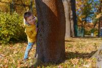 De la jocul „de-a v-ați ascunselea” la poveștile cu lupi: Psihologia explică de ce copiilor le place să le fie frică atunci când se joacă / FOTO: freepik.com @Yulia Raneva