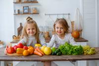 Cum să-i faci pe copii să mănânce mai multe legume? 7 obiceiuri simple care chiar funcționează / FOTO: Freepik.com@User12914223