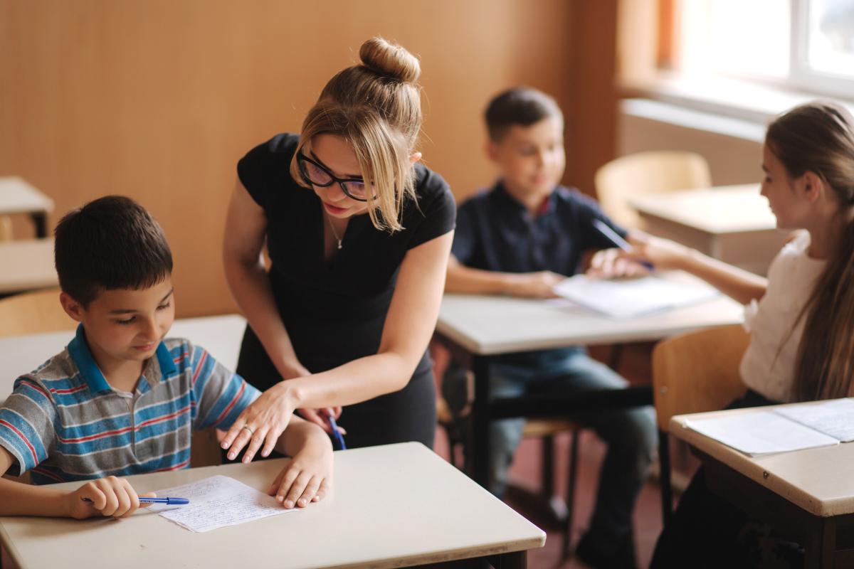 Drama din spatele comasării școlilor: Părinți care cer oprirea măsurii, profesori care avertizează că se încalcă legea și elevii care se gândesc să plece în străinătate / FOTO: freepik.com @gritsiv