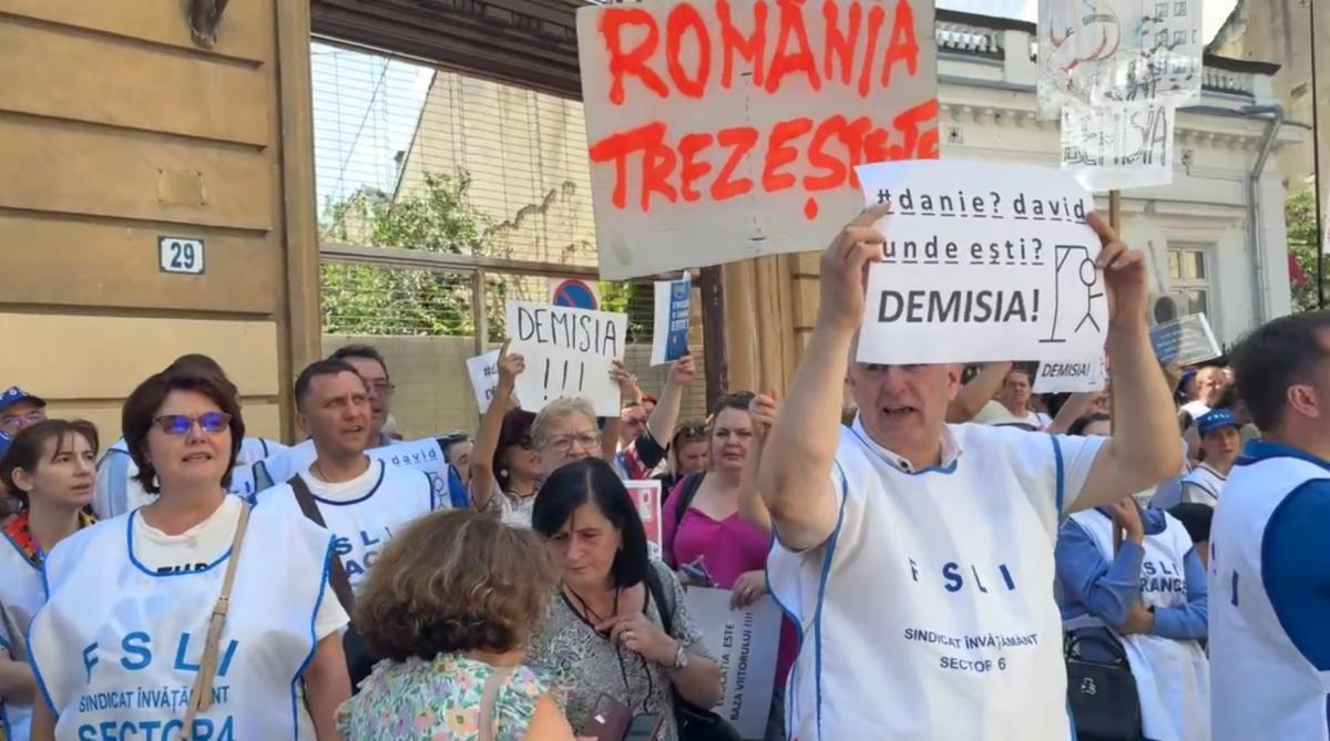 Sindicatele din educație protestează pentru a patra zi consecutiv la Ministerul Educației și Cercetării / 