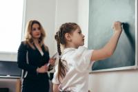 Evaluarea elevilor din clasele primare: copiii nu vor fi comparați între ei / foto: freepik.com@undrey