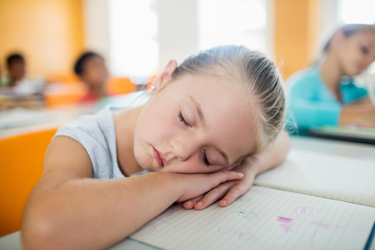 Ar trebui să înceapă elevii școala mai târziu dimineața? Reacțiile unui pediatru și ale unor profesori: „Copiii se culcă din ce în ce mai târziu” / FOTO: freepik.com @wavebreakmedia_micro