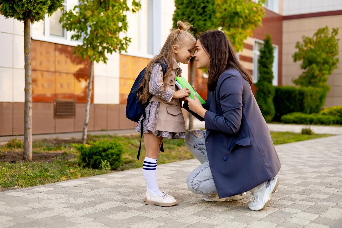 Ce greșeli fac părinții care le fac viața mai grea copiilor la școală / FOTO: freepik.com@anna_grant