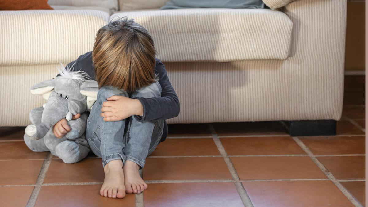 Ce spun specialiștii că simt copiii crescuți de părinți care aproape niciodată nu sunt disponibili / FOTO: freepik.com@freepik