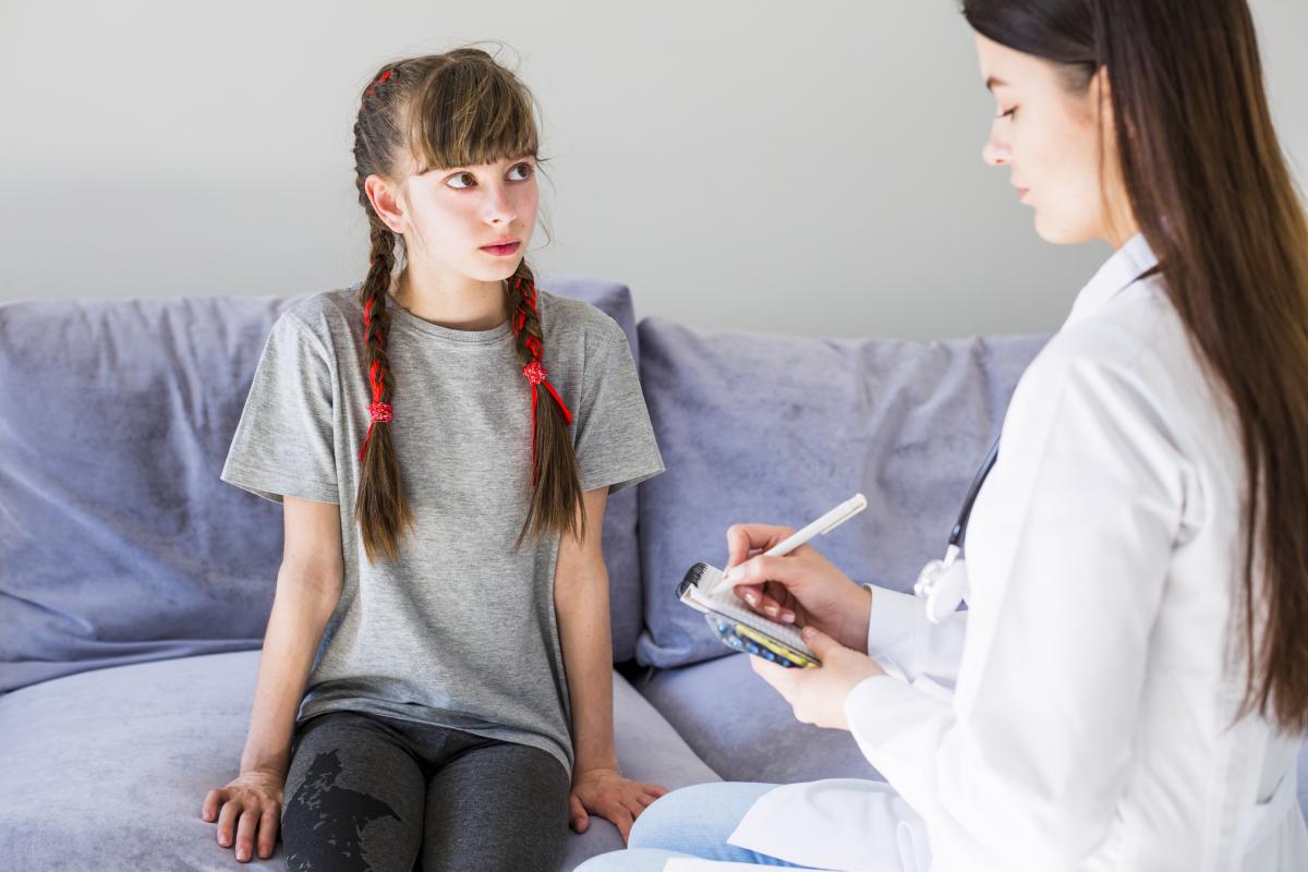 Consilier școlar prezent în școală, dar ignorat de elevi. Doar 17% dintre școlari apelează la serviciile specialistului / foto: freepik.com@freepik