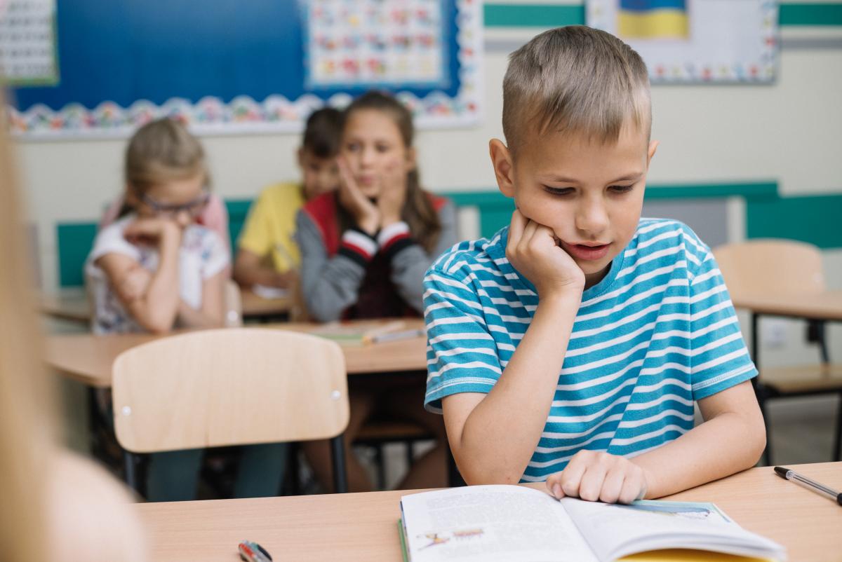 Copilul tău nu ridică mâna la ore și nu vorbește în clasă? De ce se întâmplă și cum îl poți sprijini! / FOTO: freepik.com@freepik