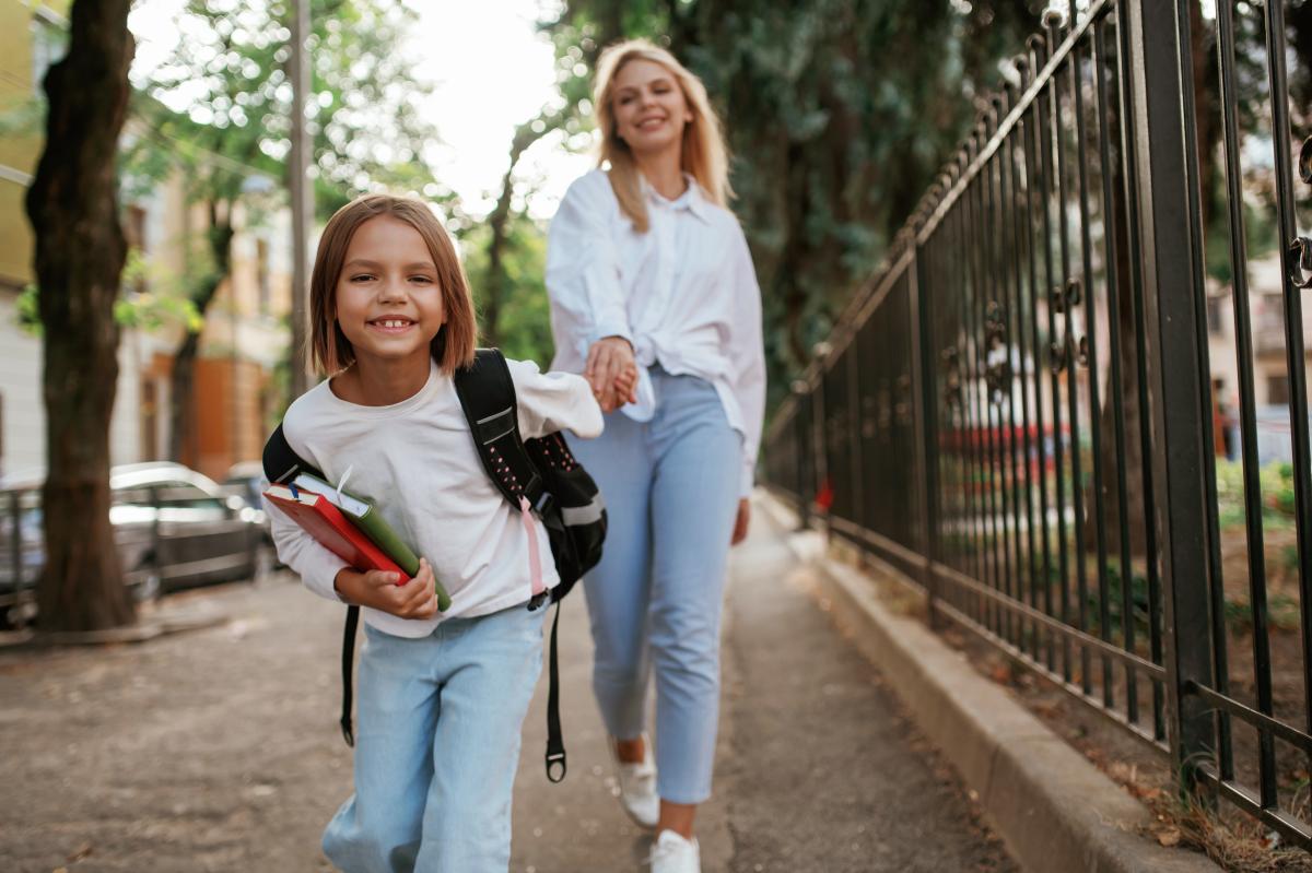 Cum să-ți ajuți copilul să înceapă ziua cu zâmbetul pe buze / FOTO: freepik.com @standret