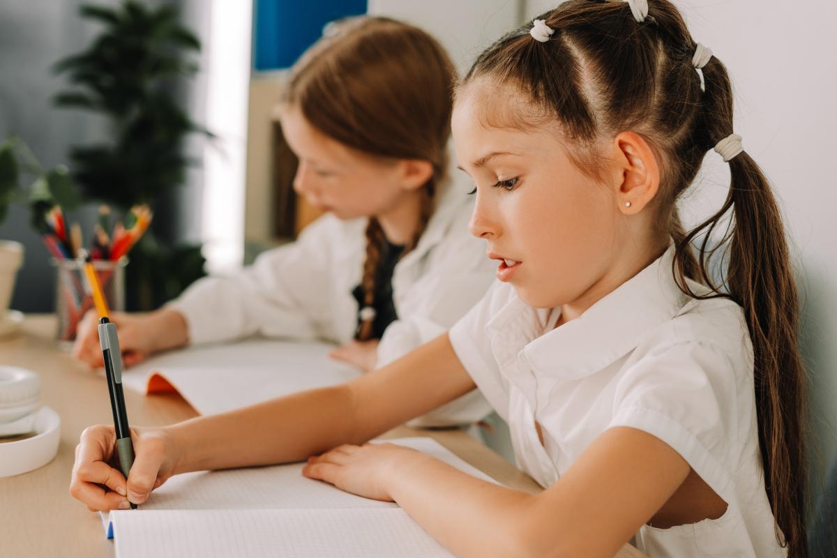 Disgrafia la copii. Dr. Ioana Georgescu arată cum diferențiezi scrisul urât din grabă de probleme reale de motricitate fină: „Mulți copii cu disgrafie scriu frumos la începutul paginii” / FOTO: freepik.com @TriangleProd