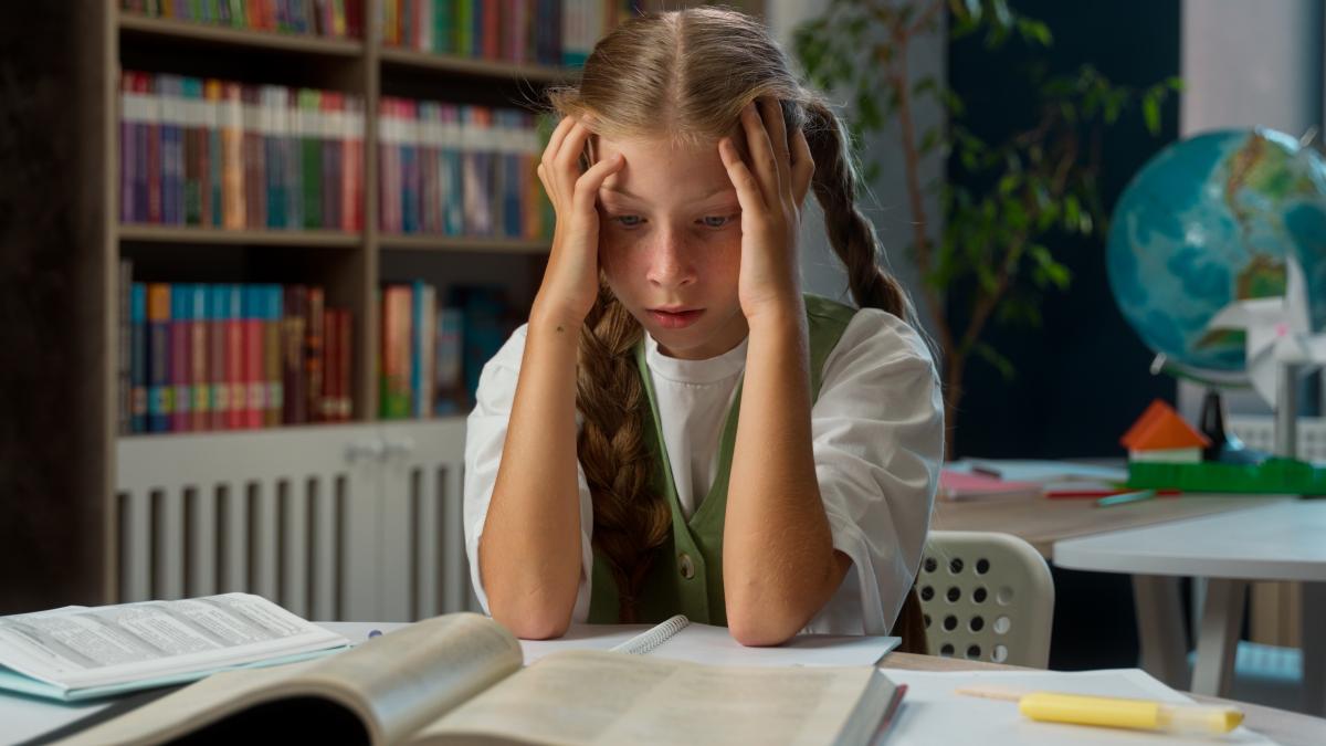 Dislexia la copii. Dr. Ioana Georgescu spune semnele pe care trebuie să le observi și cum funcționează, de fapt, creierul elevilor: „Părinții dau vina pe învățători” / FOTO: freepik.com @jet-po