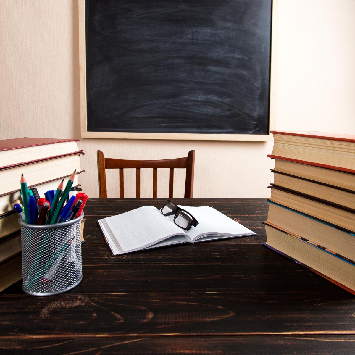 Elev din Constanța, acuzat că a pălmuit o profesoară, după un conflict cu aceasta / FOTO: freepik.com@plutmaverick