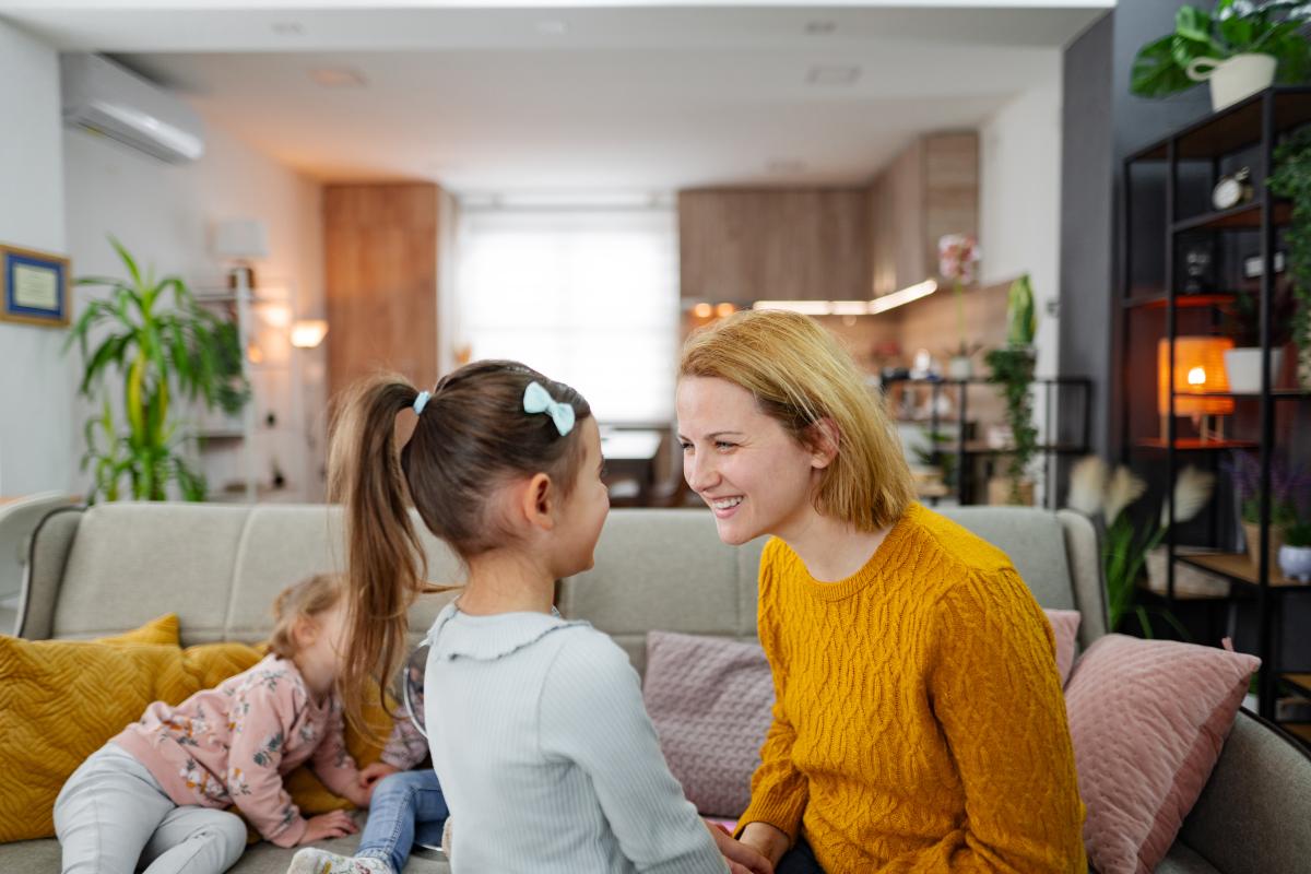 Expert în educație: Părinții ar trebui să își asculte copiii cel puțin 30 de minute pe zi / FOTO: freepik.com @mku018