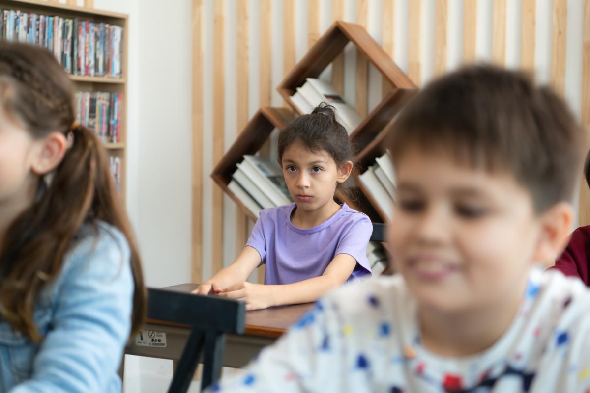 Iluzia incluziunii: Ce se întâmplă, de fapt, în clase. Prof. Claudia Chiru: „Facem o mare greșeală: îi aducem pe copiii cu CES în școlile tipice, dar nu schimbăm nimic din școală pentru ei” / FOTO ILUSTRATIV: freepik.com @wosunan