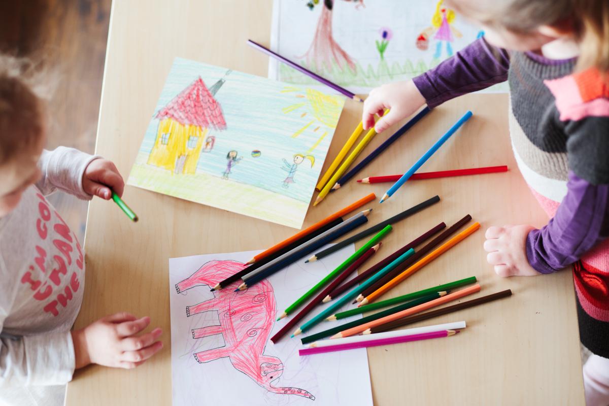 O grădiniță cere 2.000 de euro de la părinți pentru a le da acasă portofoliul cu desenele copiilor lor. O mamă care a refuzat să plătească, acuzată de furt. Premier: „Șantaj emoțional!” / FOTO: freepik.com @EyeEm