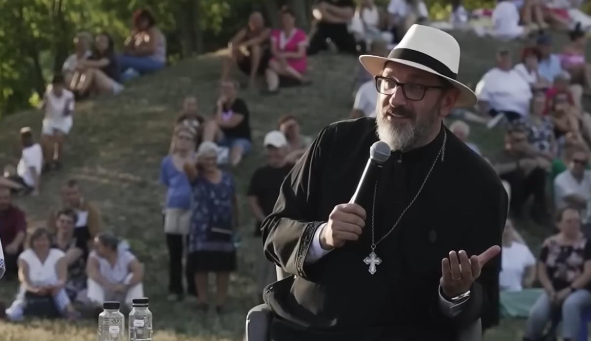 Părintele Necula, despre sistemul educațional actual: „Tot ce am făcut noi în ultimii 30 de ani a fost să fim niște bufoni copiști”. Niciun „Hocus Pocus Preparatus” nu te „scoate din prostie” / FOTO: captură video YouTube @ Fii mai bun