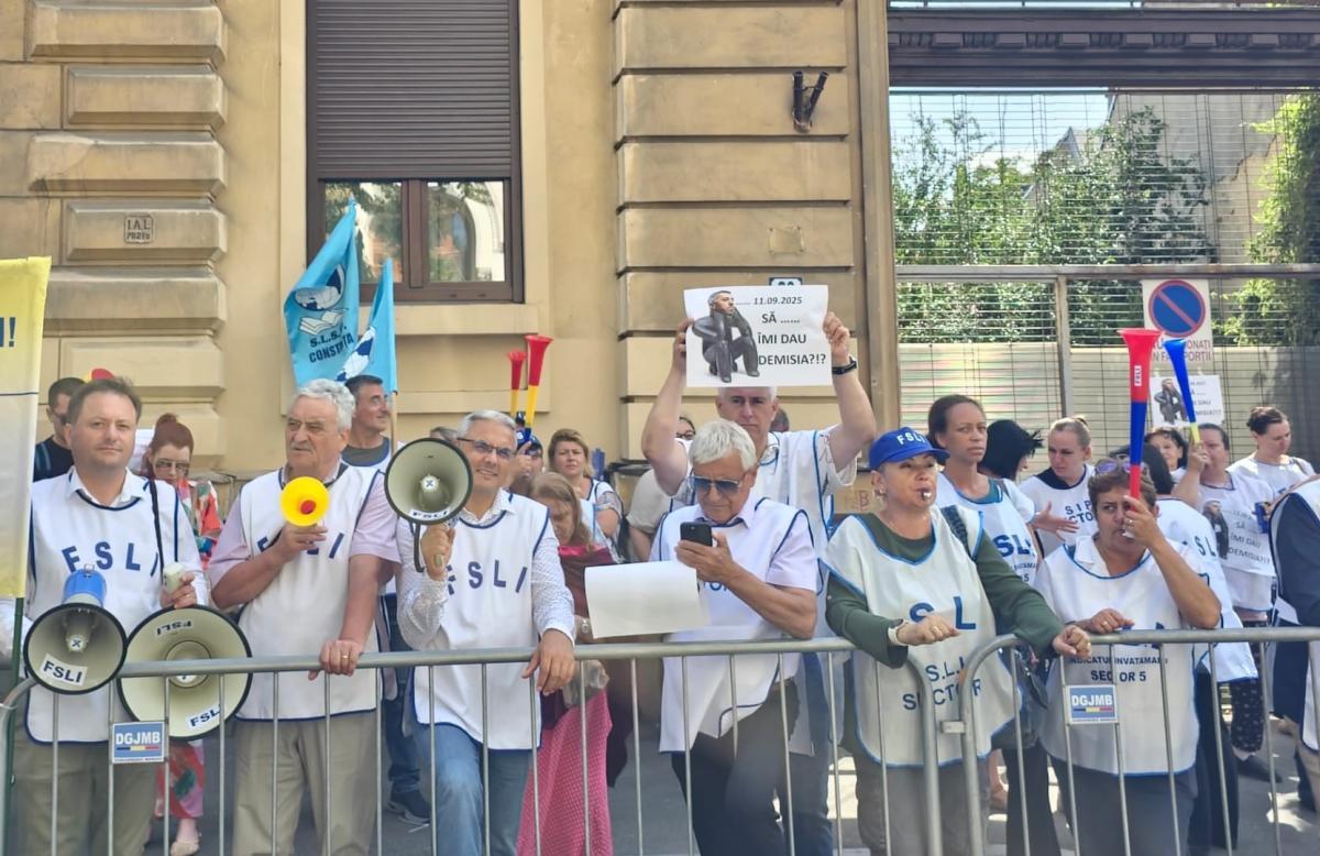 Protest mut al sindicatelor din învățământ în fața Ministerului Educației: „Suntem aici pentru cei care au rămas în toamnă fără loc de muncă” / FOTO: FSLI Romania
