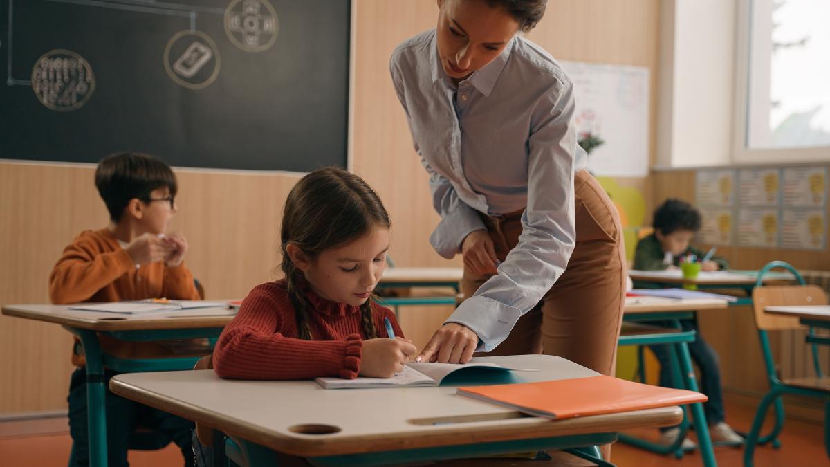 „Si uite cum mor profesorii de grija învățătorilor!” Nemulțumirile și tensiunile vechi ale cadrelor didactice explodează după creșterea normei de predare / FOTO ILUSTRATIV: freepik.com @jet-po