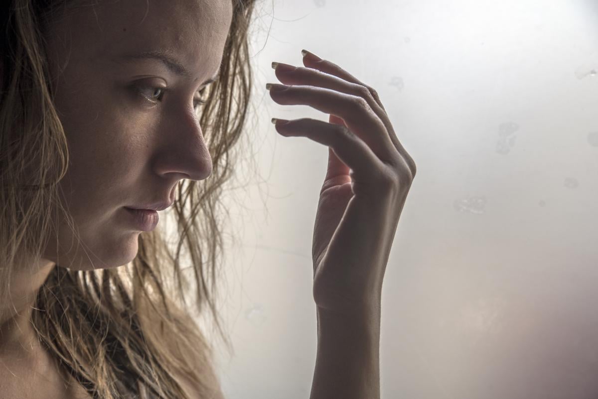 Statistică șocantă: O femeie ucisă săptămânal în România, creștere alarmantă a nerespectării ordinelor de protecție / FOTO: freepik.com@dragana_gordic