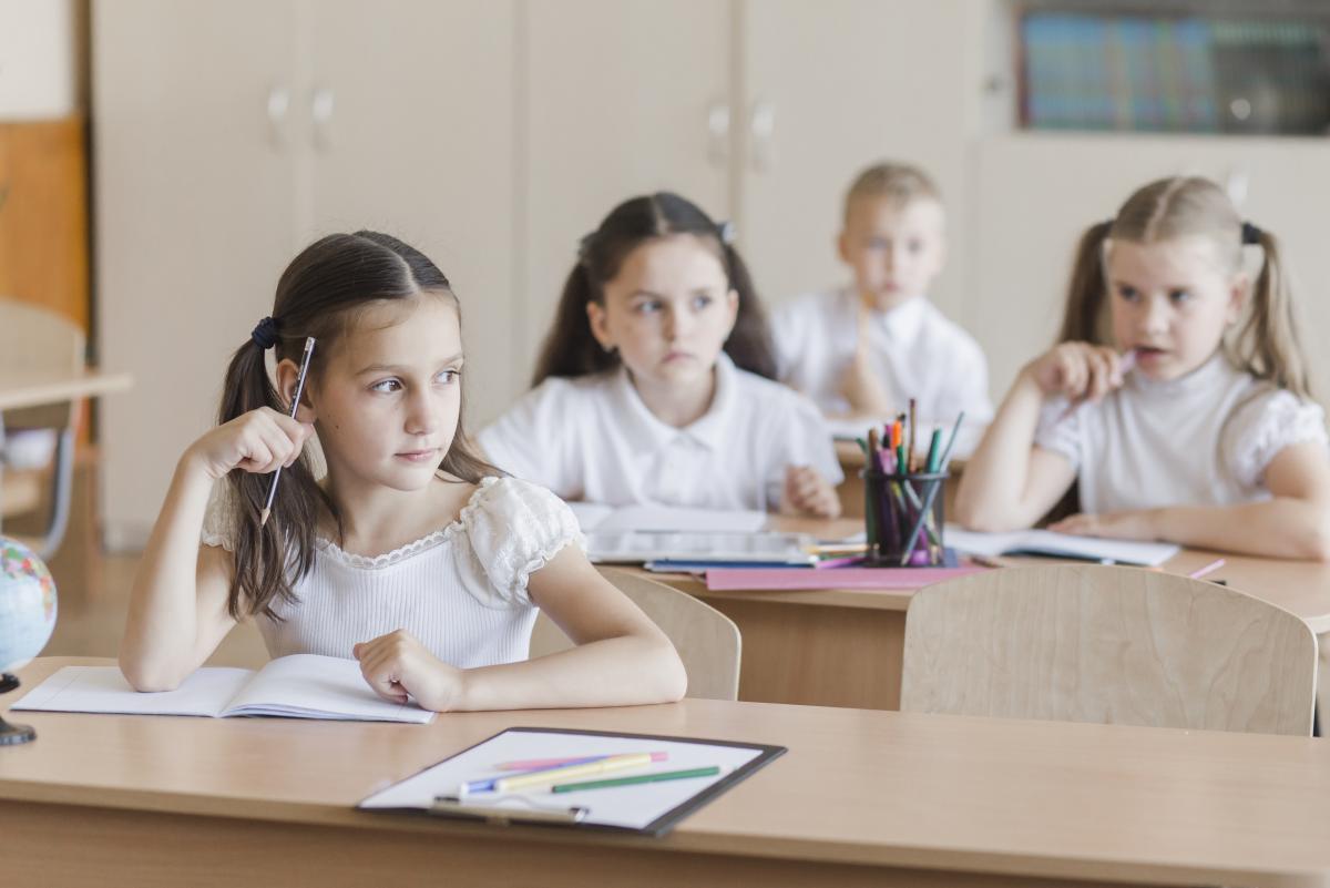 Trucuri demodate pe care copiii de azi nu le mai învață la școală, dar care i-ar ajuta enorm. Profesor: „Reintroducerea lor în procesul de învățare îi ajută să înțeleagă mai bine conceptele grele” / FOTO: freepik.com @freepik