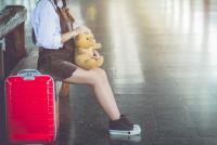 Cum trăiesc copiii români crescuți în diaspora reîntoarcerea în țară? Laura Dragomir Juverdeanu: „Nu este un drum de la un aeroport la altul. Înseamnă ruptură, uneori chiar prăbușire” / FOTO ILUSTRATIV: freepik.com @EyeEm