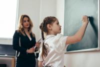 „De ce nu fac profesorii performanță cu elevii lor?” Dragoș Pătraru arată clar unde greșește sistemul educațional: „Un copil nu poate reuși doar mergând la școală și având dascăli cu salarii bune” / FOTO: freepik.com @undrey