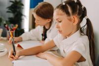 Disgrafia la copii. Dr. Ioana Georgescu arată cum diferențiezi scrisul urât din grabă de probleme reale de motricitate fină: „Mulți copii cu disgrafie scriu frumos la începutul paginii” / FOTO: freepik.com @TriangleProd