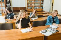 Elevii de a XII-a de la Colegiul Bănățean, 4 zile la școală și una online / FOTO: freepik.com@freepik