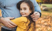 Lucruri dulci pe care un copil le face doar atunci când se simte în siguranță și fericit cu tine, potrivit experților în parenting / FOTO: freepik.com @dekazigzag
