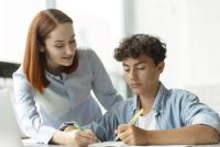 Meditațiile: Un sistem de învățământ paralel și adâncirea inegalităților în educație. Prof. Andreia Bodea oferă mai multe explicații pentru proliferarea orelor în privat / FOTO: freepik.com @TriangleProd