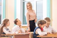 Ministrul Daniel David deschide cutia Pandorei: „Școala din România e un eșec, dar 99% dintre profesori primesc calificativul «foarte bine». Vi se pare normal?” / FOTO: freepik.com @kuzmichstudio