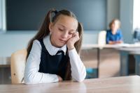 „Pachețelul la școală e strategie, tată!” Dragoș Pătraru, apel către profesori: „Luați-vă pauză ca să mâncați împreună cu copiii, să vedeți ce are fiecare la pachet, să vedeți cine n-are pachet” / FOTO: freepik.com @reshetnikov_art