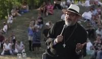 Părintele Necula, despre sistemul educațional actual: „Tot ce am făcut noi în ultimii 30 de ani a fost să fim niște bufoni copiști”. Niciun „Hocus Pocus Preparatus” nu te „scoate din prostie” / FOTO: captură video YouTube @ Fii mai bun