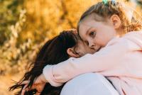 Părinții care își iubesc copiii nu se opresc doar la vorbe: Cele 4 obiceiuri zilnice care clădesc o legătură puternică și sănătoasă / FOTO: freepik.com @EyeEm