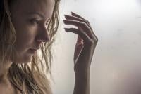 Statistică șocantă: O femeie ucisă săptămânal în România, creștere alarmantă a nerespectării ordinelor de protecție / FOTO: freepik.com@dragana_gordic