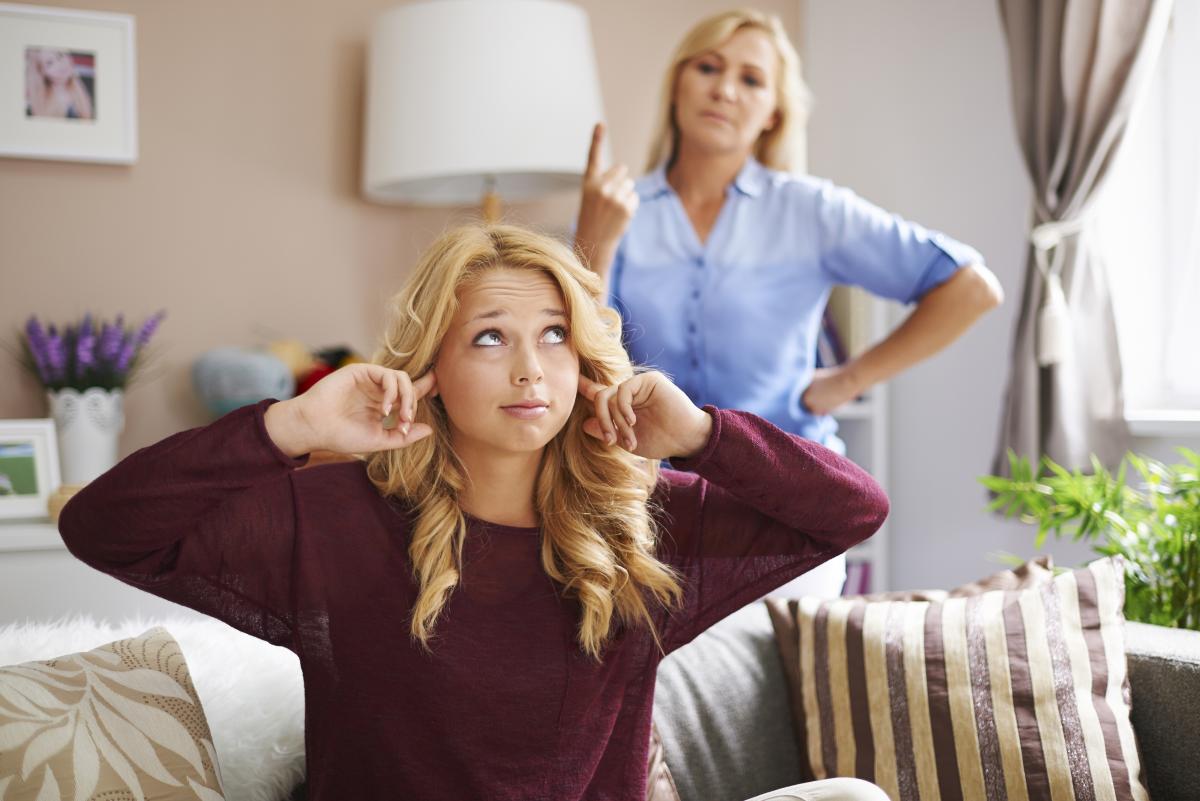 3 greșeli pe care părinții le fac fără să-și dea seama și care îi îndepărtează pe adolescenți / FOTO: freepik.com@gpointstudio