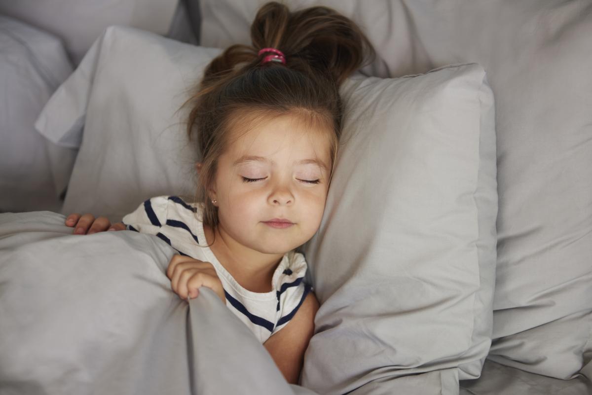 Doar 1 din 7 copii de școală primară doarme suficient. Ce trebuie să știe părinții! / FOTO: freepik.com@gpointstudio