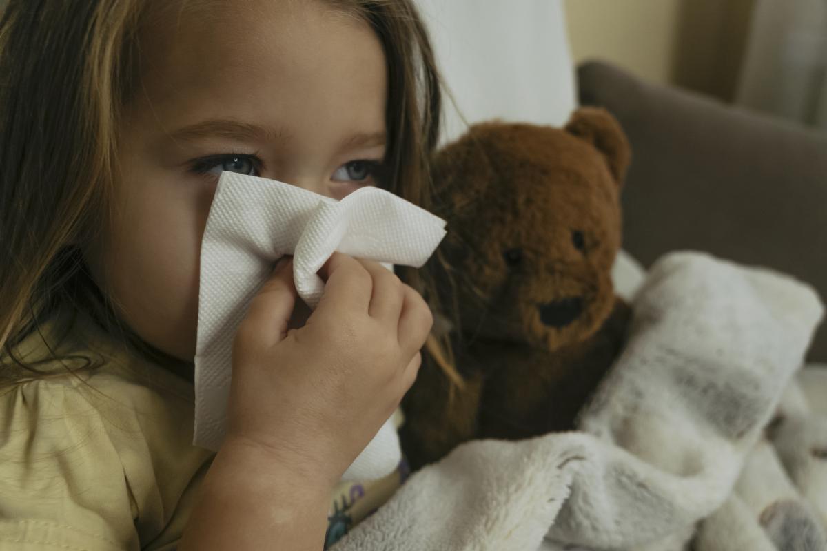 Gripa la copii: experții recomandă vaccinarea tuturor copiilor între 6 luni și 17 ani / FOTO: freepik.com@eyeem