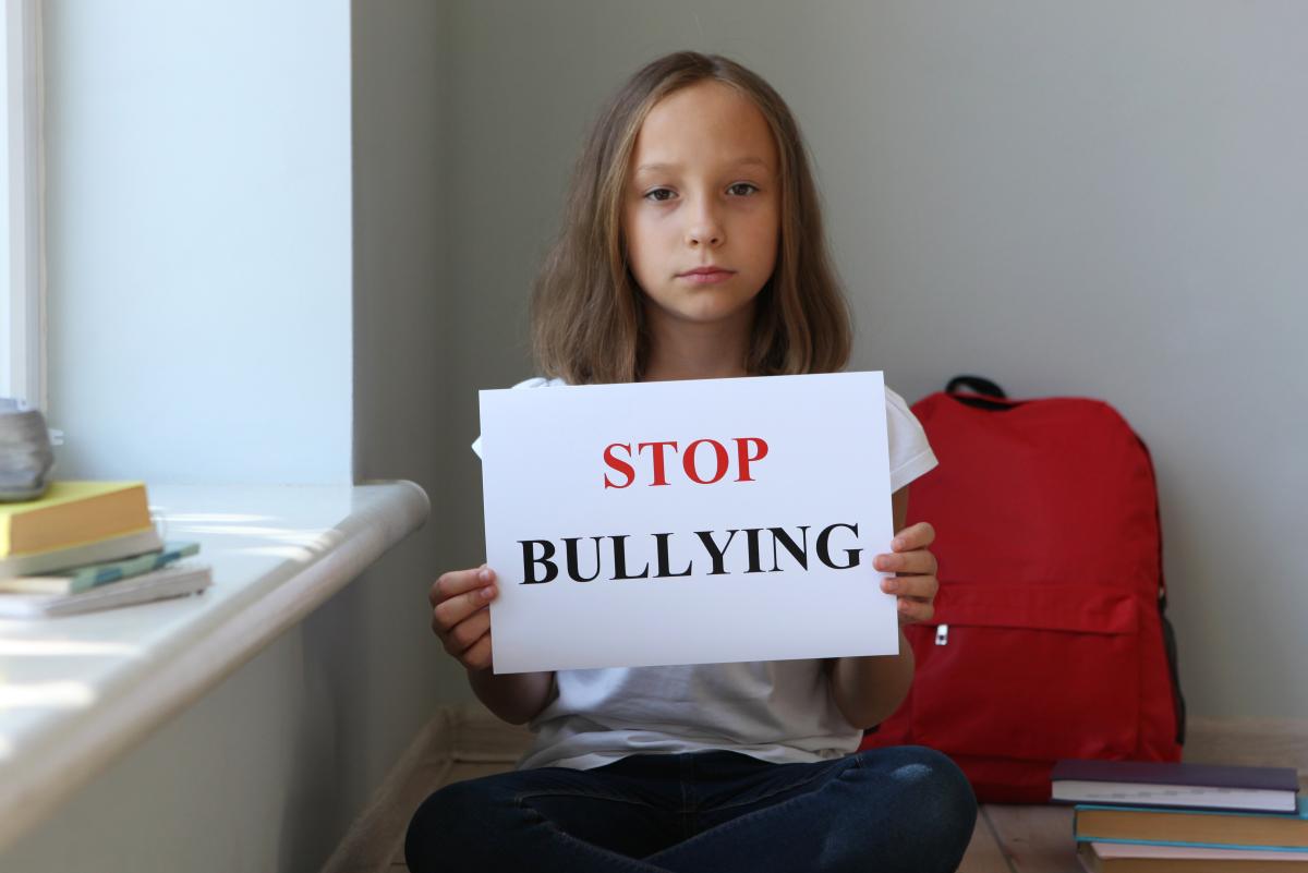 „Împreună prindem curaj”. Ministrul Daniel David a semnat ordinul: 1.900.000 de lei vor fi direcţionați către şcoli pentru implementarea Programului de prevenire a violenţei şi a infracţiunilor / FOTO ILUSTRATIV: freepik.com @whitebearstudio