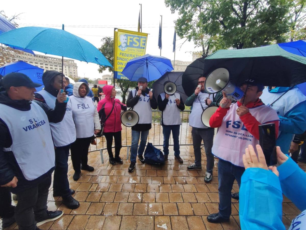 „Încă o dovadă a disprețului față de salariații din învățământ!” Protest în ploaie: Profesorii, revoltați că statul refuză să le plătească drepturile salariale recunoscute de instanțe / FOTO: Facebook @Fsli Romania