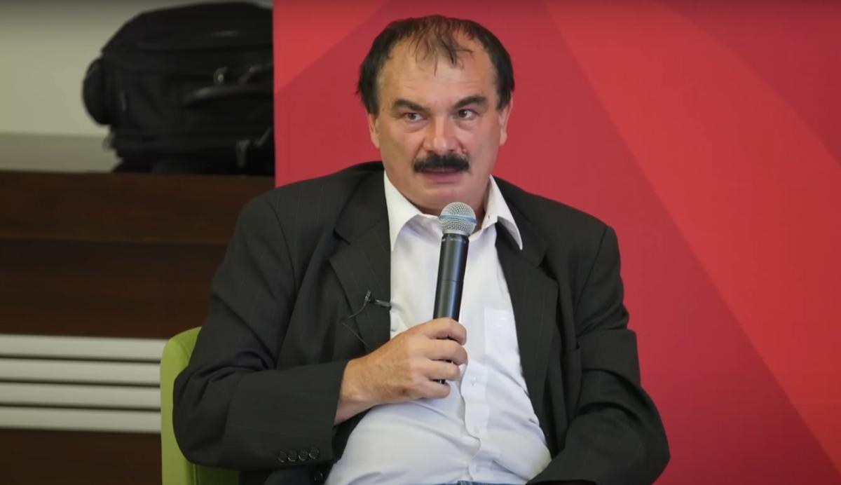 Inteligența Artificială poate sprijini școala, dar nu o poate înlocui. Prof. Mircea Miclea: „Cred că asta ar trebui scris pe frontispiciul fiecărei școli!” / FOTO: captură video YouTube @Teach4u Romania