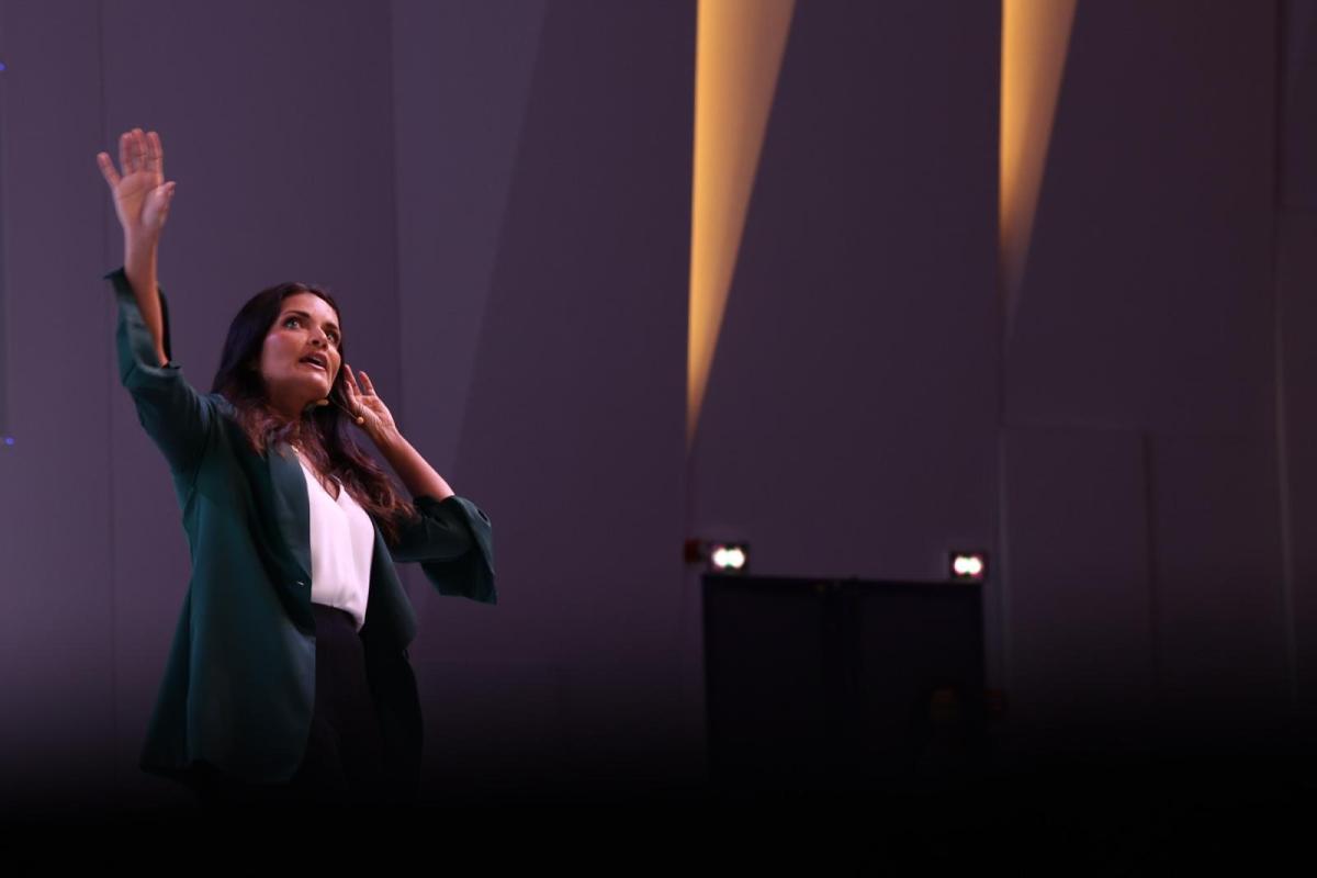 „Le punem copiilor o «lesă invizibilă», dar o numim «iubire necondiționată»”. Dr. Shefali avertizează părinții români: „Parentingul nu are, de fapt, legătură cu copilul! Atunci se rupe vraja!” / FOTO: ParentED