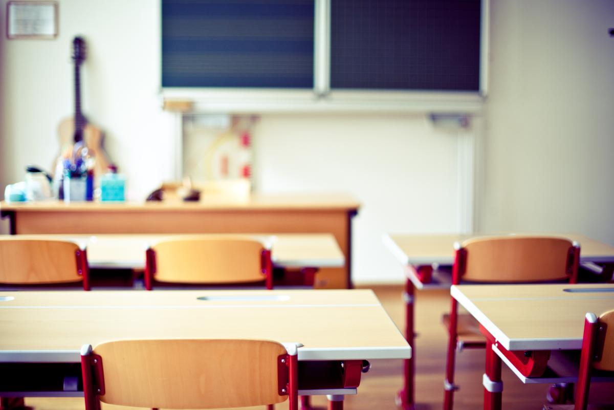 Ministerul Educaţiei şi Cercetării: „S-a luat decizia suspendării cursurilor în trei judeţe!” / FOTO: freepik.com @wirestock_creators