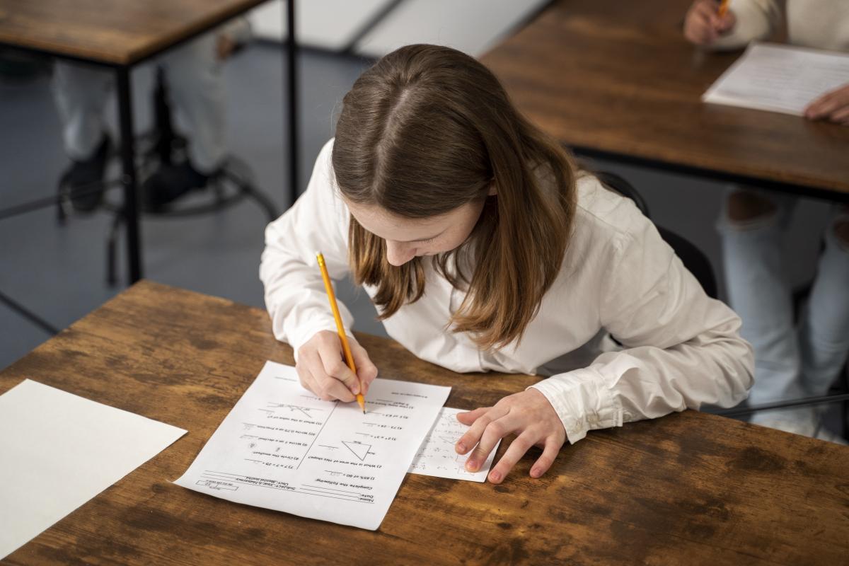 Monica Anisie, despre cauzele analfabetismului funcțional: „„Sunt profesori care-i pun pe elevi să memoreze, să spună cuvânt cu cuvânt ceea le-au predat ei drept lecție” / FOTO: Freepik.com@freepik