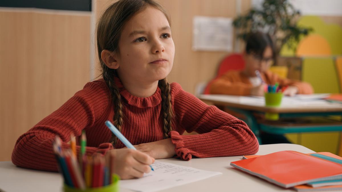 „Nu pot progresa!” Cele 3 abilități care lipsesc frecvent la elevii mici. Învățătoare: „Fără ele, chiar și lecțiile simple devin o luptă” / FOTO: freepik.com @jet-po