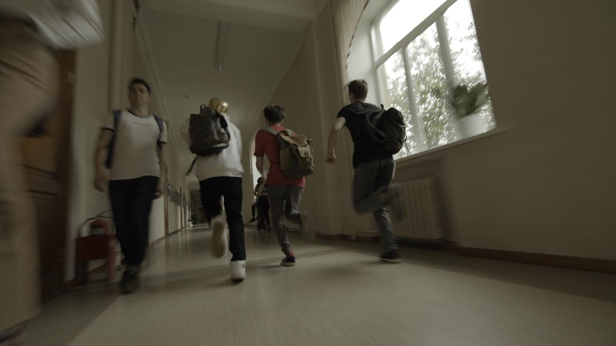 „Nu vreau să supăr părinții, dar nu ai cum să-l păzești pe copil!” Radu Leca avertizează că va veni un val uriaș de consum de droguri în rândul elevilor: „Ne îndreptăm către o prăpastie!” / FOTO ILUSTRATIV: freepik.com @FreeWhaleMedia