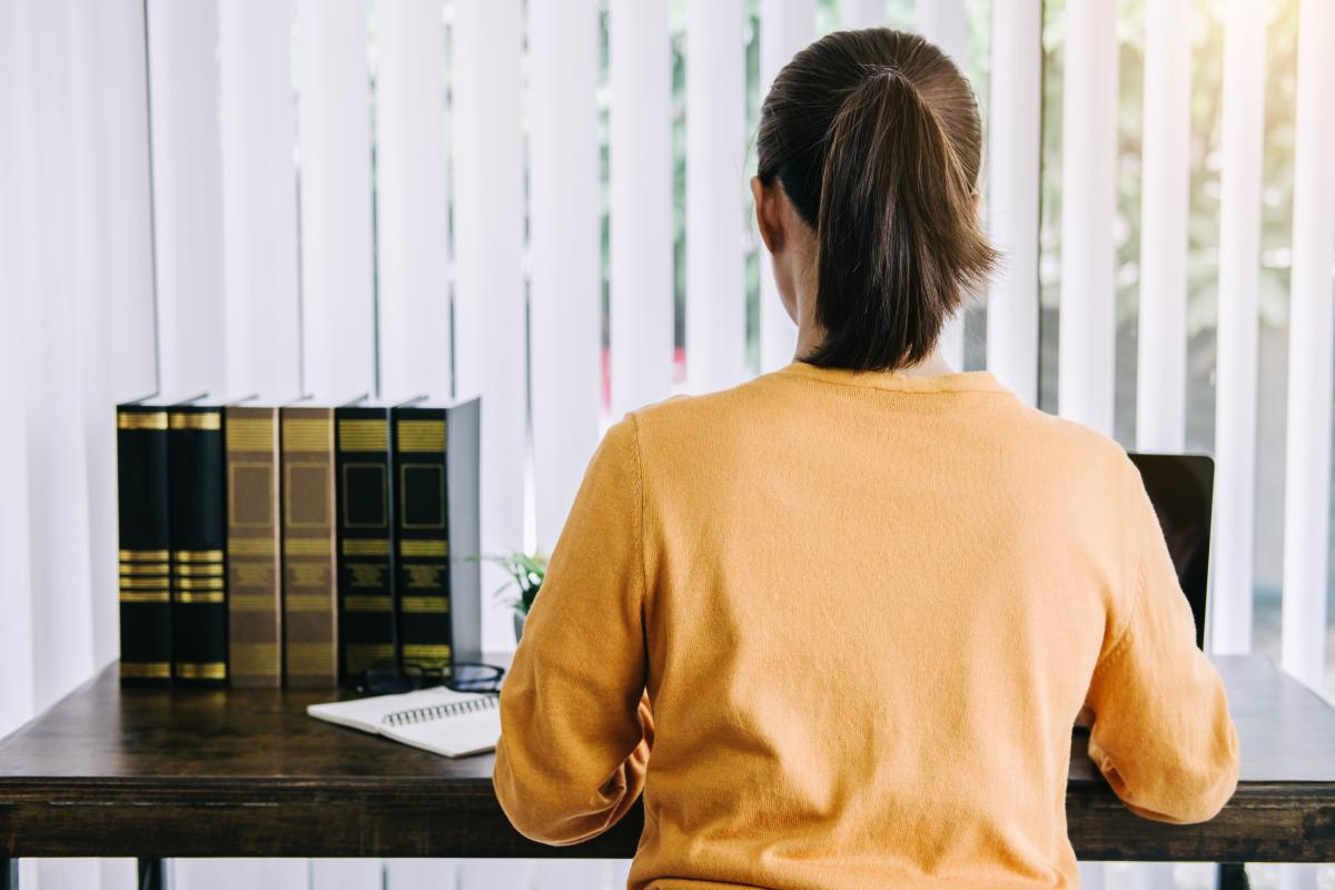 O contabilă de la două școli și-a dublat salariul din banii elevilor și profesorilor ani la rând: „Ciupea” câte 3 sau 5 lei, dar a fost prinsă dintr-o greșeală banală / FOTO ILUSTRATIV: freepik.com @EyeEm