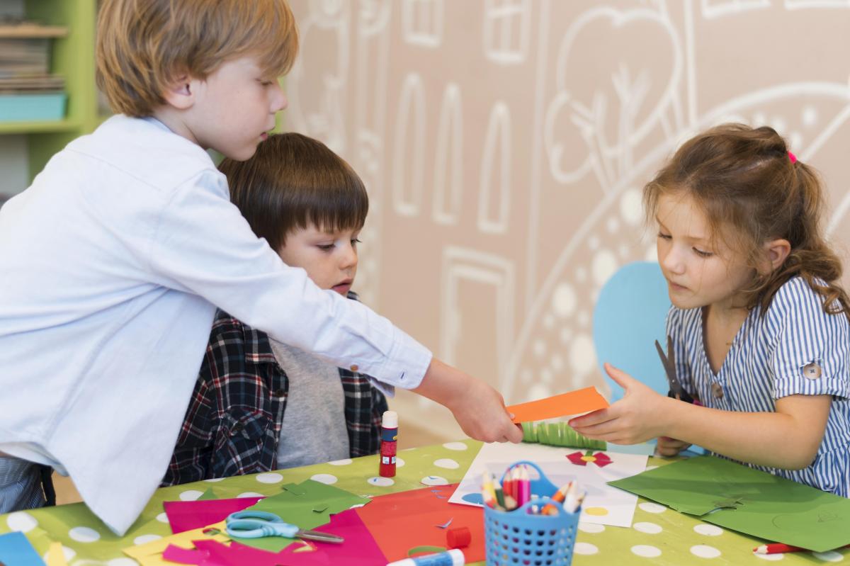 O mamă se plânge pe internet că grădinița îi face pe gemenii ei să devină „enervanți”. Sfaturi pentru părinți / foto: freepik.com@freepik