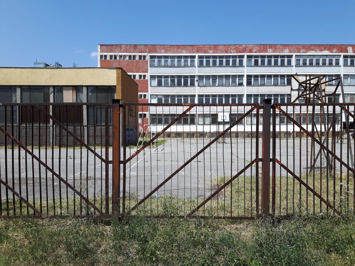 Poartă prăbușită peste trei elevi într-o școală din Gorj. Tatăl unui copil: „Am fost sunat de învățătoarea fetei că a căzut peste ea” / FOTO ILUSTRATIV: freepik.com @EyeEm