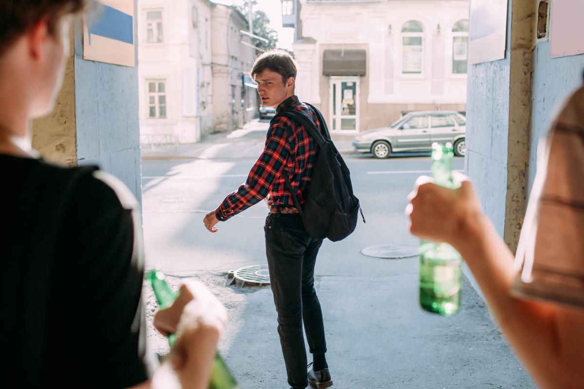 România, peste media europeană la consumul de alcool, fumat și dependența online. Daniel David: „Nu avem suficienți specialiști și oricât de mult lucrează şcoala, nu au cum să înlocuiască părintele” / FOTO: freepik.com @golubovystock
