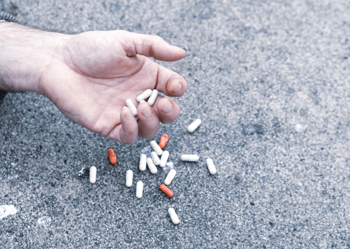 Școlile și familiile primesc ghiduri noi pentru prevenirea dependențelor de droguri și alcool / FOTO: freepik.com@eyeem